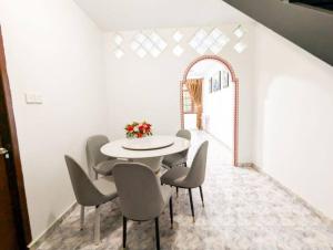 Гостиная зона в Lovina 4BR house nearby Grand Batam Mall A6-6