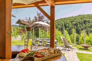 un tavolo con un piatto di cibo sopra un tavolo di Vineyard cottage Matej a Trebnje