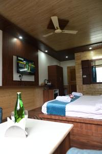 Postel nebo postele na pokoji v ubytování !!! Hotel The Nirvana Hills By Hotel Manu !!! A Luxury Stay With Mountain View!!!Couple Friendly!!! Balcony Rooms!!!Open Terrace With 360 View!!!