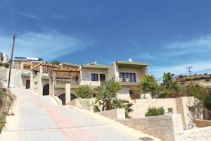 una casa sul ciglio di una strada di Petrina Villa A a Kastrí