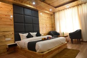 Foto sihtkohas Manāli asuva majutusasutuse !!! Hotel The Nirvana Hills By Hotel Manu !!! A Luxury Stay With Mountain View!!!Couple Friendly!!! Balcony Rooms!!!Open Terrace With 360 View!!! galeriist