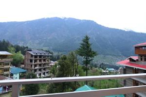Foto sihtkohas Manāli asuva majutusasutuse !!! Hotel The Nirvana Hills By Hotel Manu !!! A Luxury Stay With Mountain View!!!Couple Friendly!!! Balcony Rooms!!!Open Terrace With 360 View!!! galeriist
