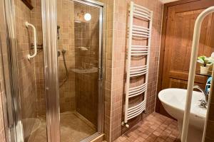 a bathroom with a shower and a sink at Fuori da ZTL - Ideale per Famiglie e Gruppi in Asiago +40 photos