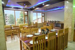Foto sihtkohas Manāli asuva majutusasutuse !!! Hotel The Nirvana Hills By Hotel Manu !!! A Luxury Stay With Mountain View!!!Couple Friendly!!! Balcony Rooms!!!Open Terrace With 360 View!!! galeriist