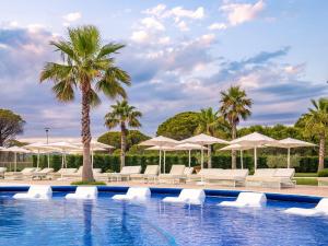 Bazén v ubytování Mövenpick Hotel Lalez Durres nebo v jeho okolí