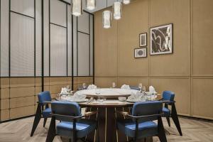 a dining room with a round table and chairs at Four Points by Sheraton Datong Pingcheng in Datong