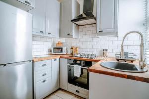 O bucătărie sau chicinetă la Newly Refurbished 3 Bedroom Townhouse Free Parking