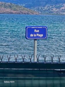 a blue sign that readsrue do la place at LA KAZ by KAZ KAFE in Pamandzi
