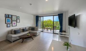 TV a/nebo společenská místnost v ubytování Maikhao Hotel, Phuket
