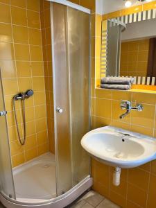 un baño con ducha y lavabo en Stylish home in the Old Town, en Staré Mesto 8 fotos más