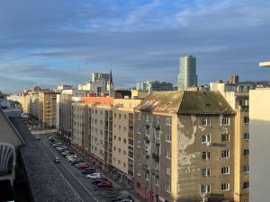una vista aérea de una ciudad con edificios y coches en Stylish home in the Old Town, en Staré Mesto