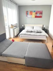 Un dormitorio con dos camas y un sofá. en Stylish home in the Old Town, en Staré Mesto