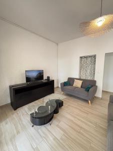 TV a/nebo společenská místnost v ubytování La Villa du Voyageur