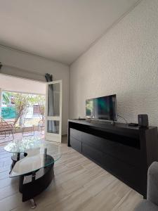 TV a/nebo společenská místnost v ubytování La Villa du Voyageur