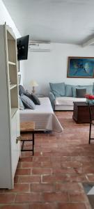 una sala de estar con una cama y un sofá en Quinta de Loubite, en Lagoa 109 fotos más