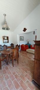 una sala de estar con una mesa y un sofá en Quinta de Loubite, en Lagoa