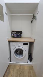 a washer and dryer in a small room at Kawalerka Na Wsi in Psary Małe