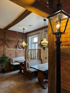 パーペンブルクにあるApartmenthaus Pelikanのレンガの壁のダイニングルーム(テーブル、椅子付)