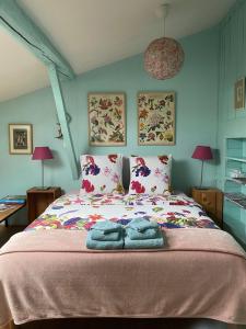 Un dormitorio con una cama con toallas. en Sûn Chambres d'hôtes, en Rabastens