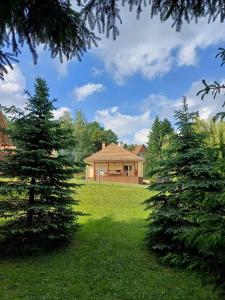 A garden outside Relax Wellness Apartman