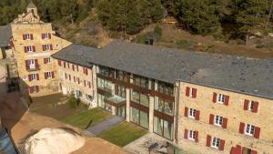una vista aerea di un grande edificio in mattoni di Grand Hôtel L'ermitage a Font-Romeu