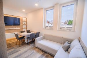 克拉尼斯卡戈拉Apartment Gorski Raj的客厅里有一张沙发和一张桌子。