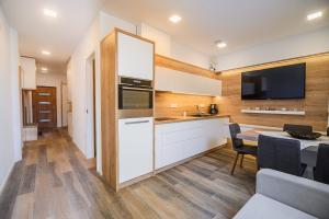 克拉尼斯卡戈拉Apartment Gorski Raj的配有桌子和电视的厨房和餐厅