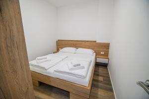 克拉尼斯卡戈拉Apartment Gorski Raj的一张铺着白色床单和毛巾的床
