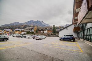 克拉尼斯卡戈拉Apartment Gorski Raj的停车场有一堆汽车停放