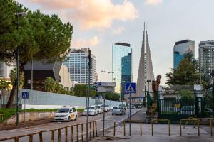 a city with cars driving down a street with buildings at Amica geniale in Naples