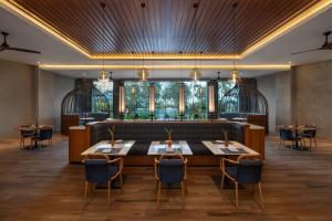 拉古洼Four Points by Sheraton Bintan, Lagoi Bay的一间带桌椅和酒吧的餐厅