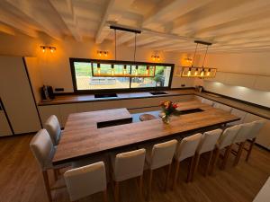 Telewizja i/lub zestaw kina domowego w obiekcie Villa Monbazillac, vue exceptionnelle, piscine, jacuzzi 10-12 pax