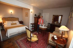 En eller flere senge i et værelse på Le Logis De Ruelle