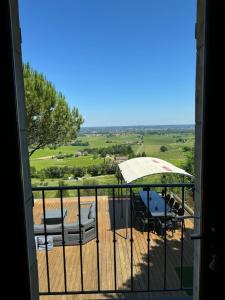 Balkon lub taras w obiekcie Villa Monbazillac, vue exceptionnelle, piscine, jacuzzi 10-12 pax