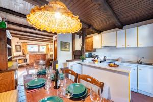 Η κουζίνα ή μικρή κουζίνα στο Lovely Apartment In Courmayeur - Happy Rentals