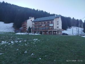 a large building in a field next to a grass field at Studio Appartement Grand Serre in La Morte