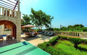 En balkon eller terrasse på Five-Bedroom Holiday Home,Pool,Barbecue