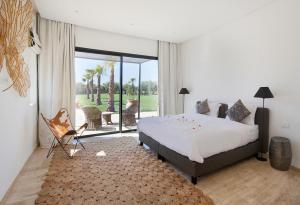 Postel nebo postele na pokoji v ubytování Villa Sbaa Marrakech + 45 fotografií