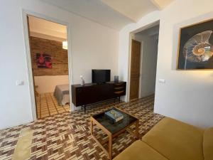 Una sala de estar con un sofá y un televisor. en Barcelona Besos Apartment 15' to Plaza Cataluña, en Sant Adrià de Besòs