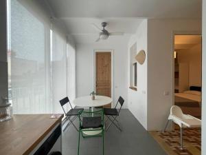 Una cocina con una mesa y sillas en una habitación. en Barcelona Besos Apartment 15' to Plaza Cataluña, en Sant Adrià de Besòs