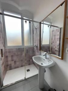 Et badeværelse på Barcelona Besos Apartment 15' to Plaza Cataluña