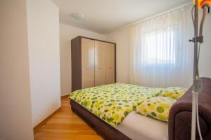 a bedroom with a bed and a window at Apartman Centar in Tivat