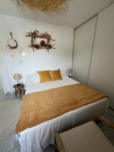a bedroom with a large bed in a room at Superbe maison avec piscine in Monticello