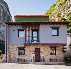 a house on the side of a mountain at Casas La Xiuca in Corras de la Puente