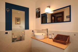 ein Badezimmer mit Waschbecken und Toilette in der Unterkunft Casa Bella in Polpenazze del Garda + 16 Fotos