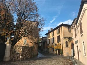 eine Gasse in einer Altstadt mit Gebäuden in der Unterkunft Casa Bella in Polpenazze del Garda