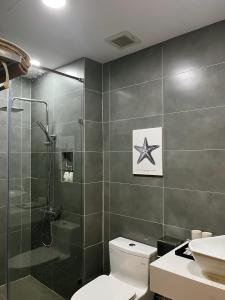 Koupelna v ubytování Triland Hotel