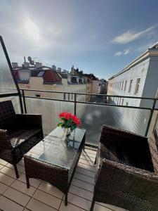 Balkón alebo terasa v ubytovaní Sunny Balcony City Apartment