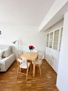 Posedenie v ubytovaní Sunny Balcony City Apartment
