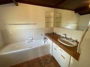 un baño con bañera y lavabo en Ocean Mooring Beach Apartment " no sea view, 50m from beach", en Port Alfred 14 fotos más